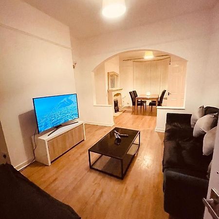 Cute Spacious 2 Bedroom House, Sleeps 8, Free Street Parking, Easy Access Lock Box Entry, 2 Minute Drive From City Centre リヴァプール エクステリア 写真