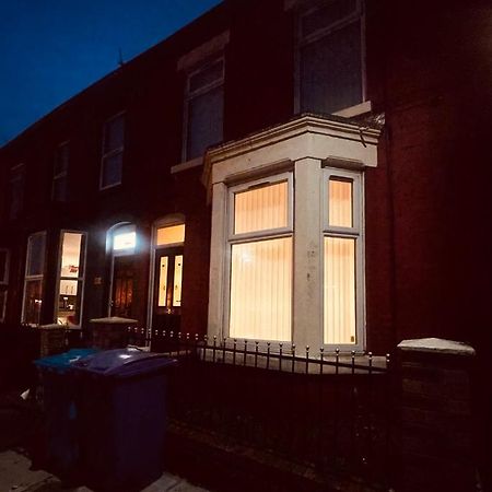 Cute Spacious 2 Bedroom House, Sleeps 8, Free Street Parking, Easy Access Lock Box Entry, 2 Minute Drive From City Centre リヴァプール エクステリア 写真
