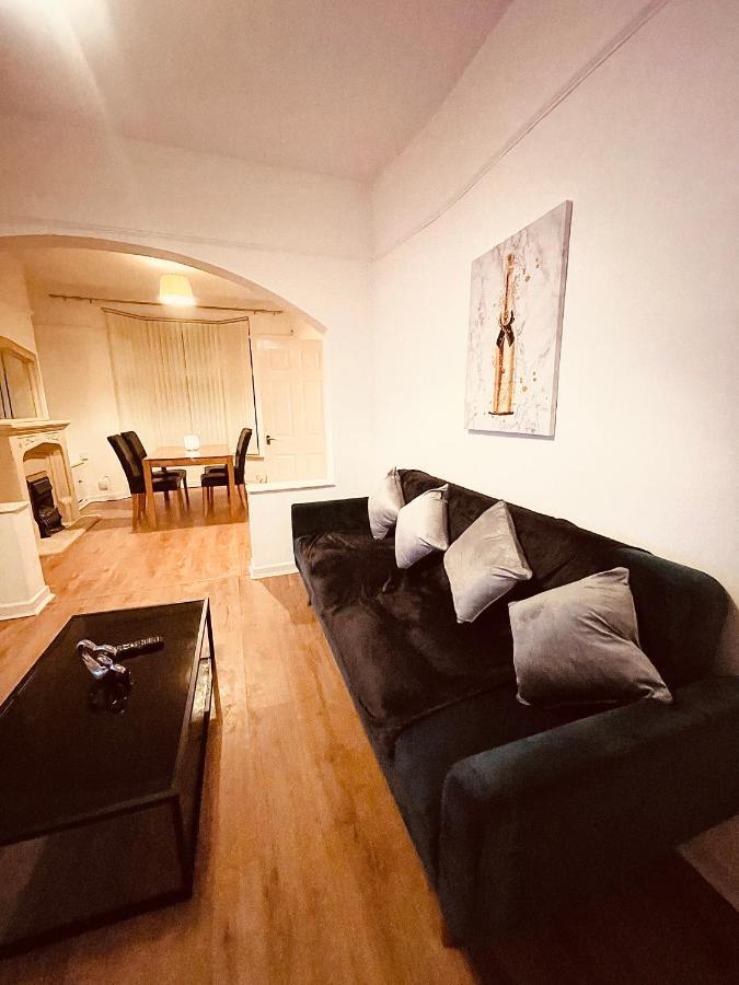 Cute Spacious 2 Bedroom House, Sleeps 8, Free Street Parking, Easy Access Lock Box Entry, 2 Minute Drive From City Centre リヴァプール エクステリア 写真