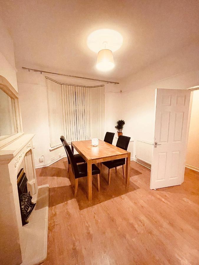 Cute Spacious 2 Bedroom House, Sleeps 8, Free Street Parking, Easy Access Lock Box Entry, 2 Minute Drive From City Centre リヴァプール エクステリア 写真