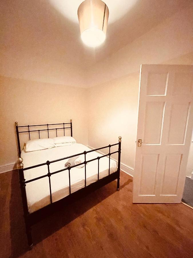 Cute Spacious 2 Bedroom House, Sleeps 8, Free Street Parking, Easy Access Lock Box Entry, 2 Minute Drive From City Centre リヴァプール エクステリア 写真