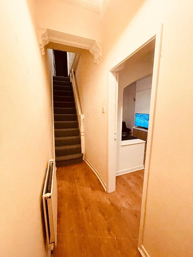 Cute Spacious 2 Bedroom House, Sleeps 8, Free Street Parking, Easy Access Lock Box Entry, 2 Minute Drive From City Centre リヴァプール エクステリア 写真
