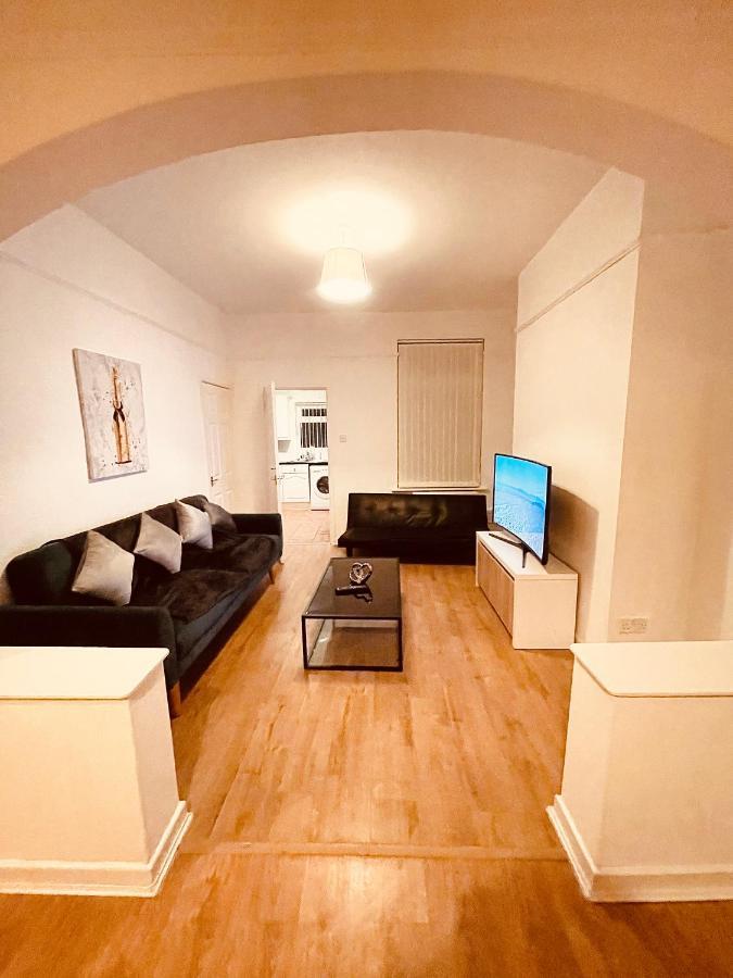 Cute Spacious 2 Bedroom House, Sleeps 8, Free Street Parking, Easy Access Lock Box Entry, 2 Minute Drive From City Centre リヴァプール エクステリア 写真