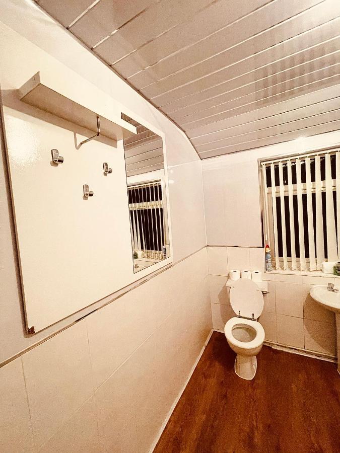 Cute Spacious 2 Bedroom House, Sleeps 8, Free Street Parking, Easy Access Lock Box Entry, 2 Minute Drive From City Centre リヴァプール エクステリア 写真