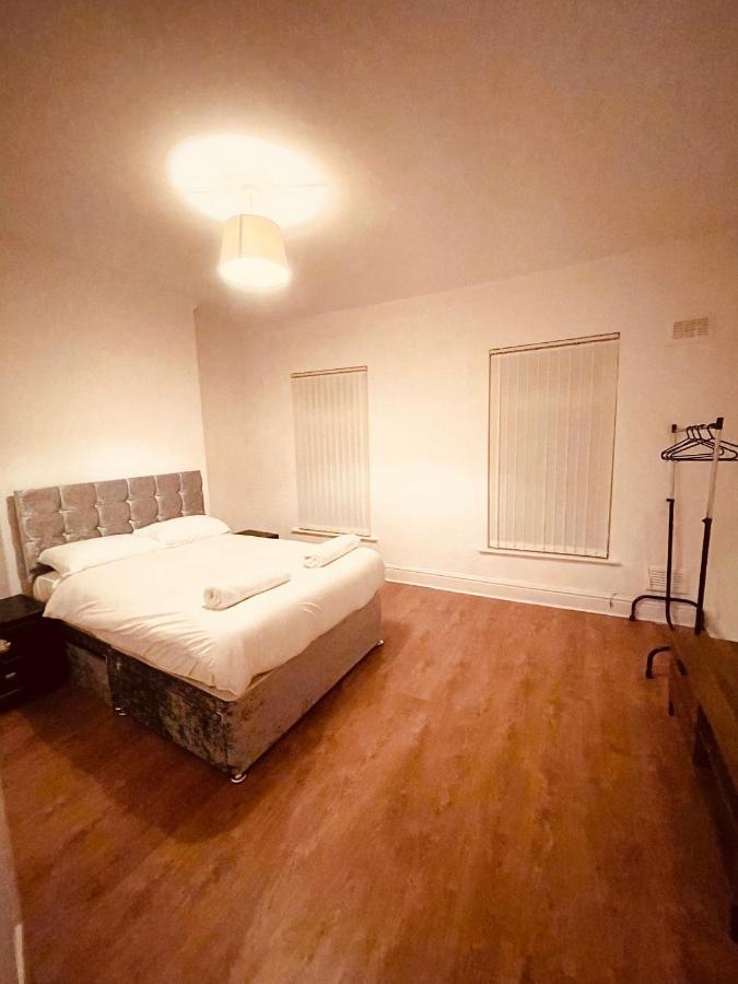 Cute Spacious 2 Bedroom House, Sleeps 8, Free Street Parking, Easy Access Lock Box Entry, 2 Minute Drive From City Centre リヴァプール エクステリア 写真