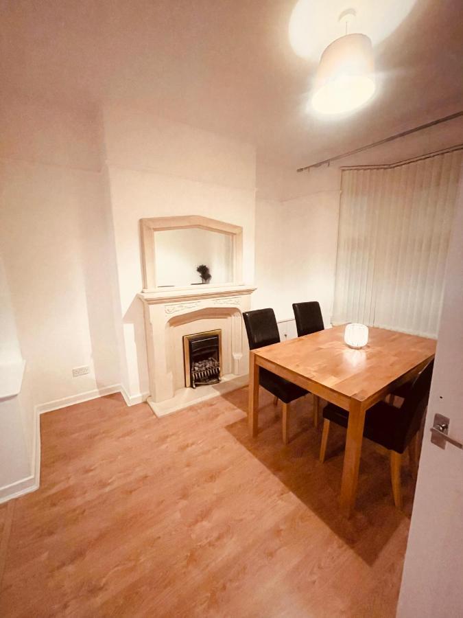 Cute Spacious 2 Bedroom House, Sleeps 8, Free Street Parking, Easy Access Lock Box Entry, 2 Minute Drive From City Centre リヴァプール エクステリア 写真
