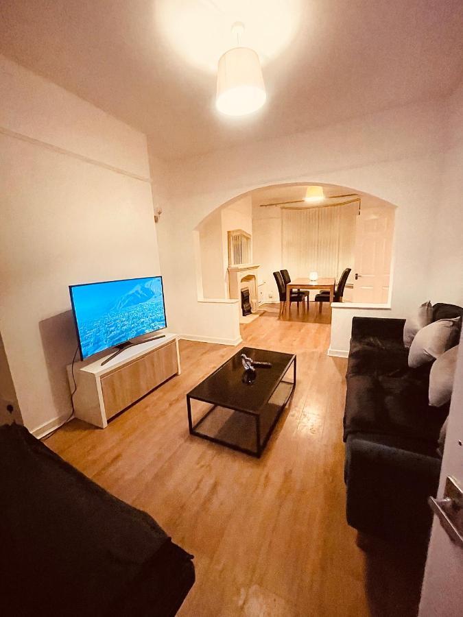 Cute Spacious 2 Bedroom House, Sleeps 8, Free Street Parking, Easy Access Lock Box Entry, 2 Minute Drive From City Centre リヴァプール エクステリア 写真