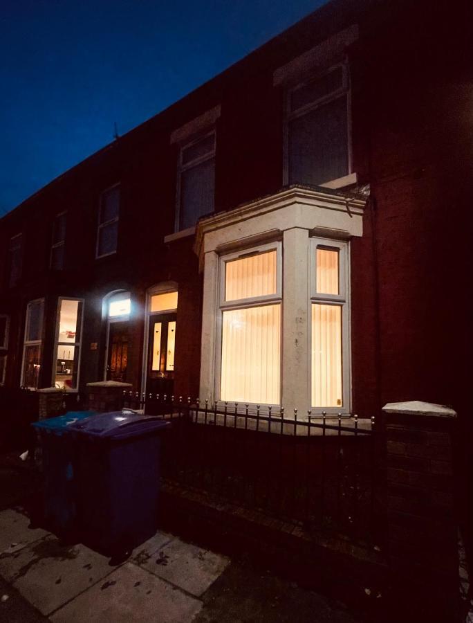 Cute Spacious 2 Bedroom House, Sleeps 8, Free Street Parking, Easy Access Lock Box Entry, 2 Minute Drive From City Centre リヴァプール エクステリア 写真