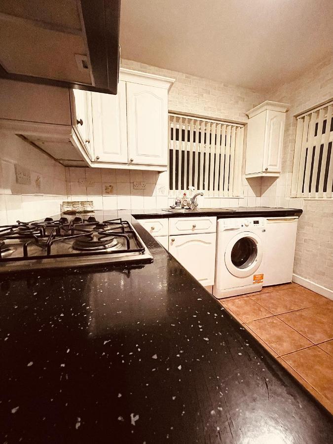 Cute Spacious 2 Bedroom House, Sleeps 8, Free Street Parking, Easy Access Lock Box Entry, 2 Minute Drive From City Centre リヴァプール エクステリア 写真